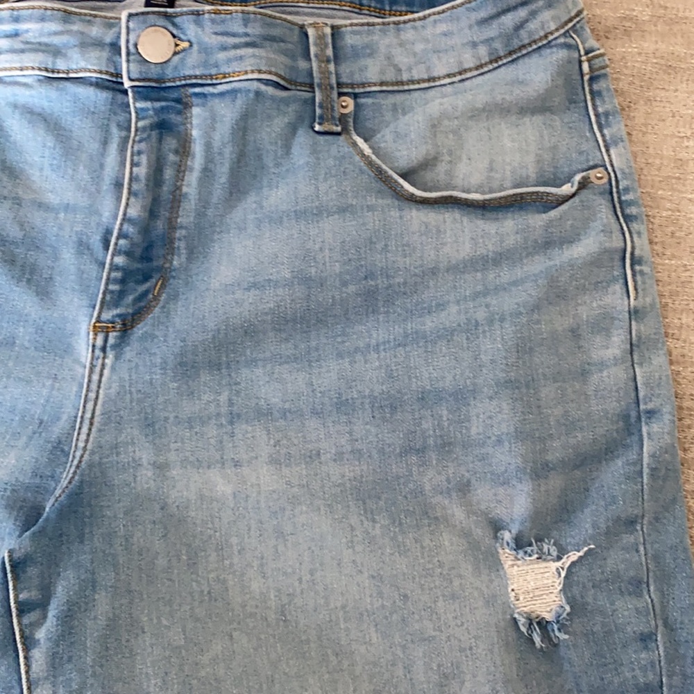 Universal Thread cut off distressed mid-rise Bermuda jean shorts Size 20 WR - Picture 2 of 8